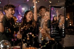 Fest, konfetti og content: hvorfor festprofiler bør satse på TikTok Fest, konfetti og content: hvorfor festprofiler bør satse på TikTok